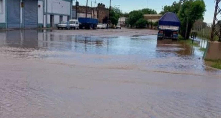 Debido a la lluvia hubo calles anegadas en Hinojo