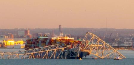 Barco derrumbó puente en Baltimore, seis desaparecidos.