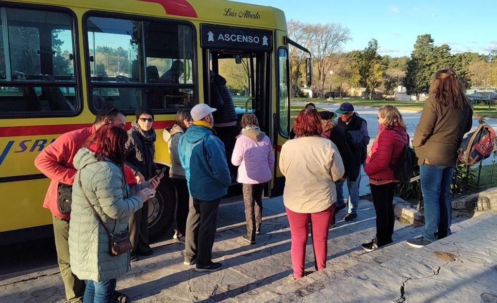 Hoy Bus turístico en Colonia Hinojo y Sierras Bayas