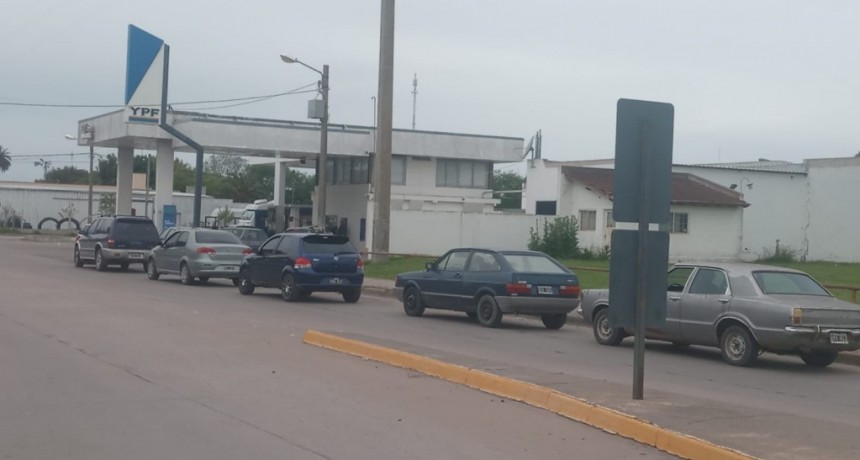Largas colas para cargar combustible en Hinojo 