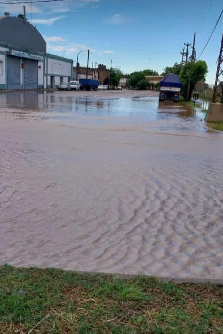 Debido a la lluvia hubo calles anegadas en Hinojo